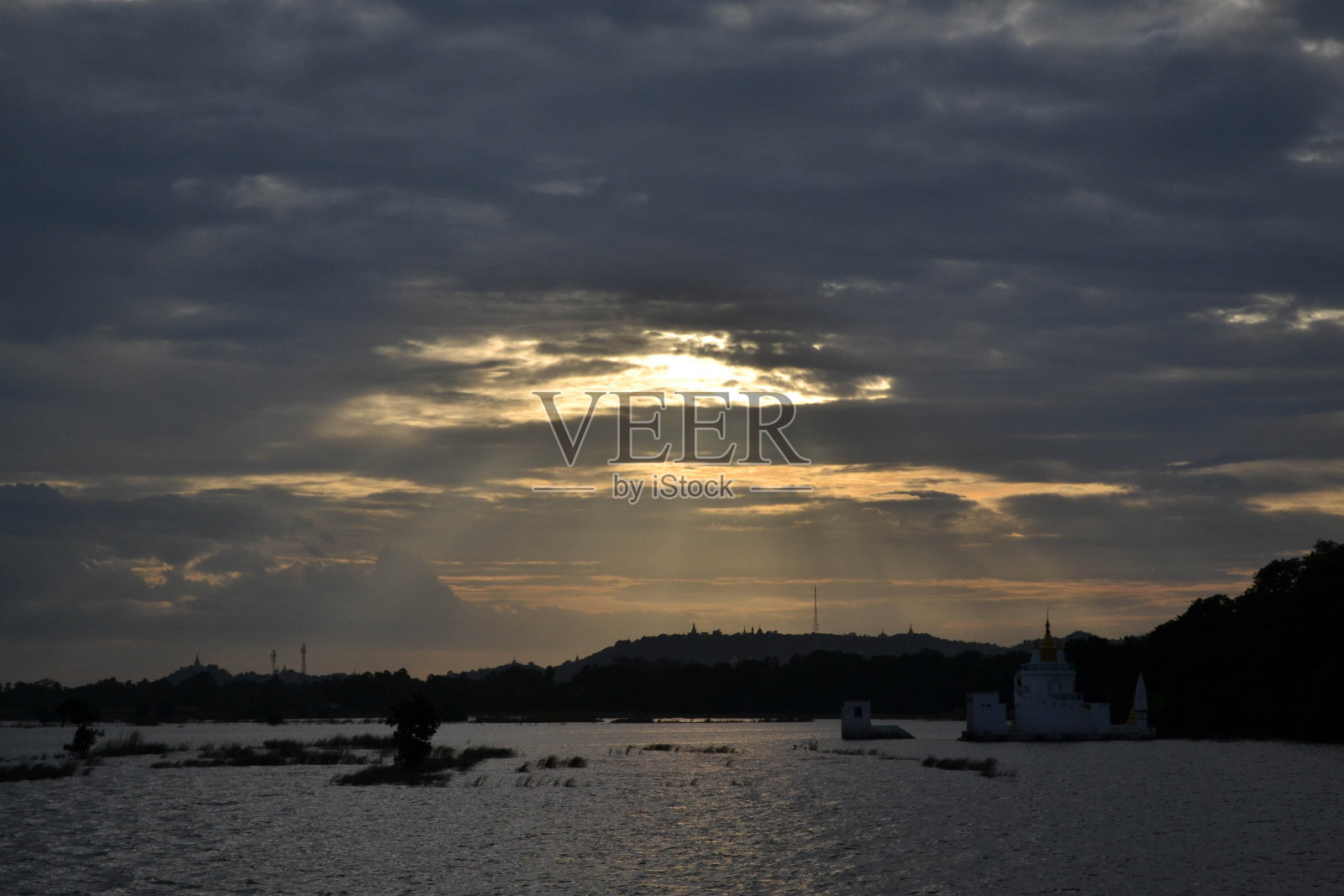 缅甸曼德勒附近U Bein桥上的活动照片摄影图片