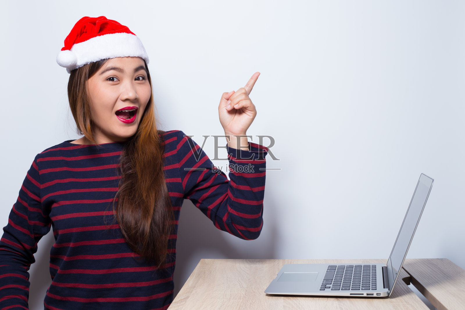 圣诞节那天，一位女士在办公室里大吃一惊照片摄影图片