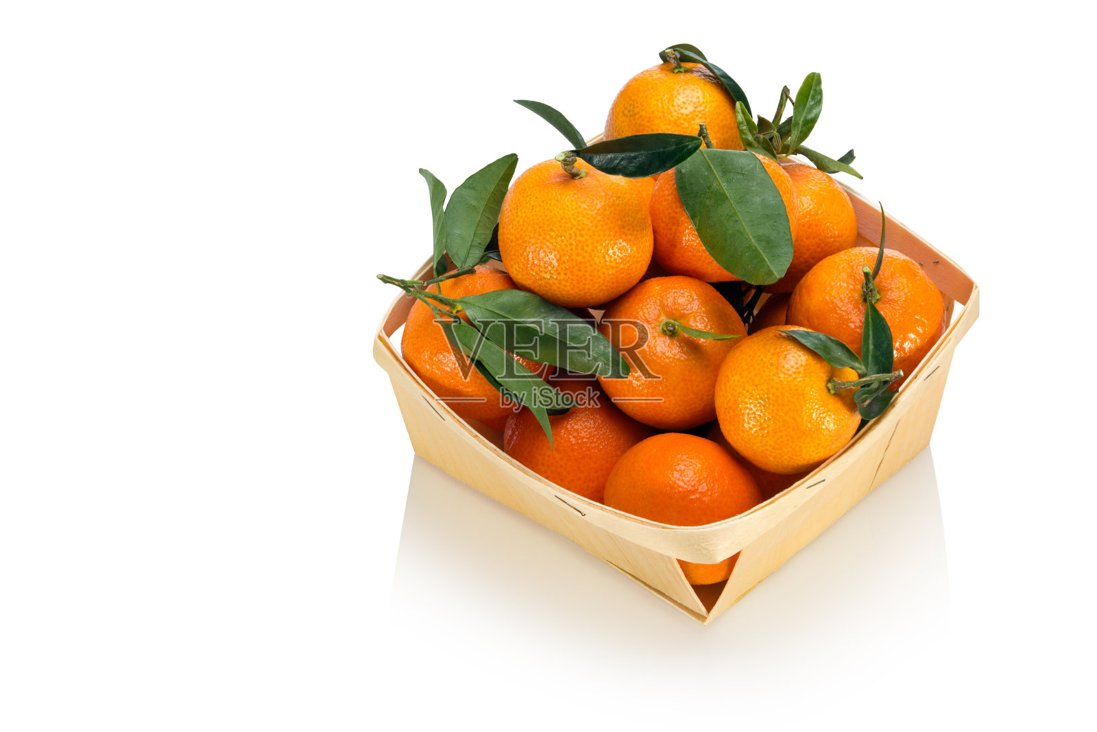 一篮新鲜采摘的橘子，叶子孤立在白色背景上照片摄影图片