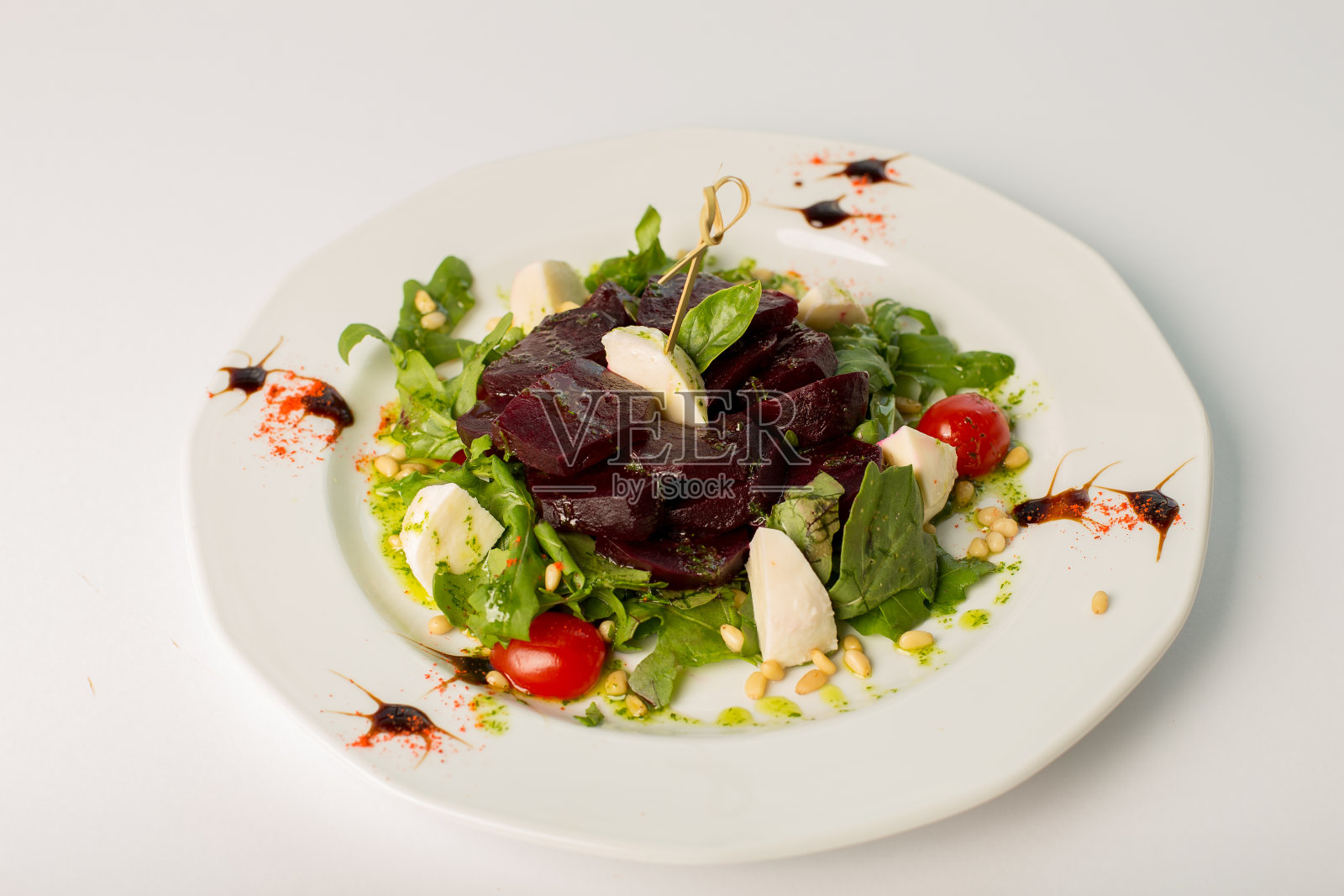 白色背景的蔬菜沙拉，配甜菜照片摄影图片