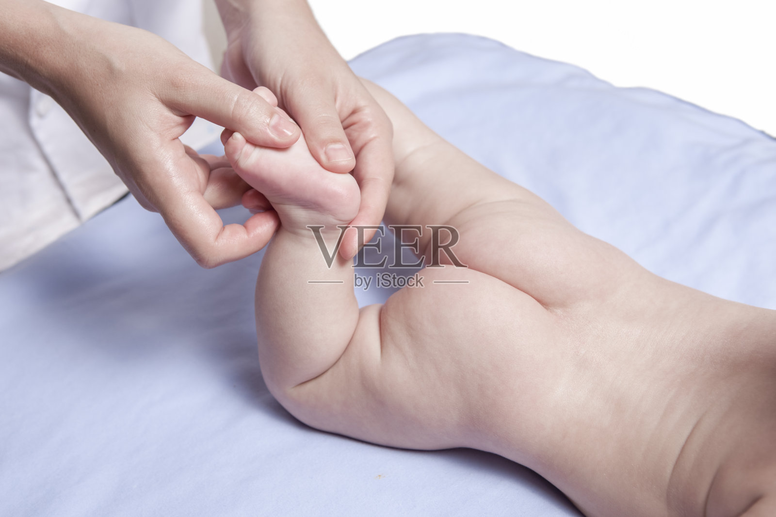 3个月男婴足底按摩照片摄影图片