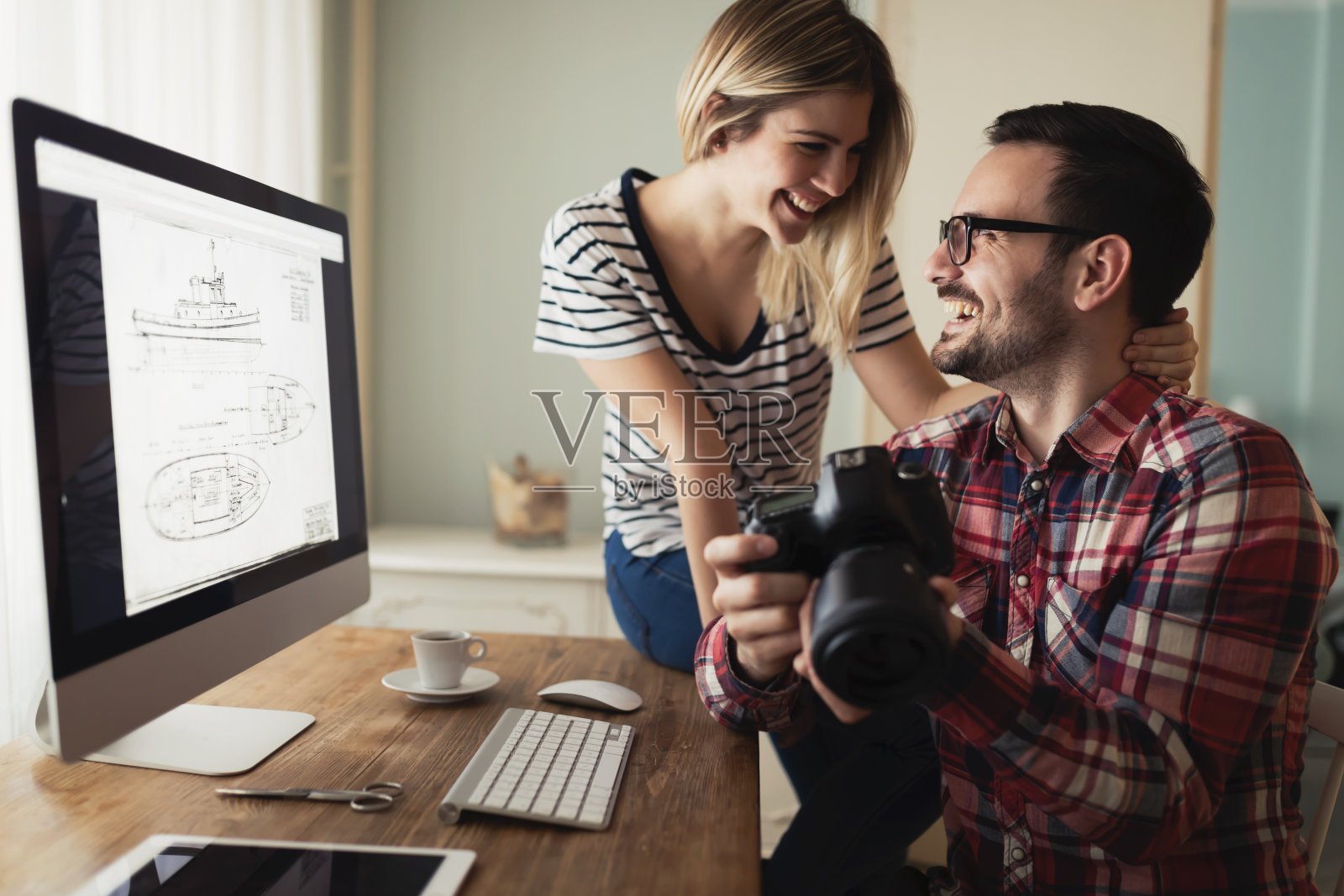 年轻迷人的设计师在家里一起工作照片摄影图片