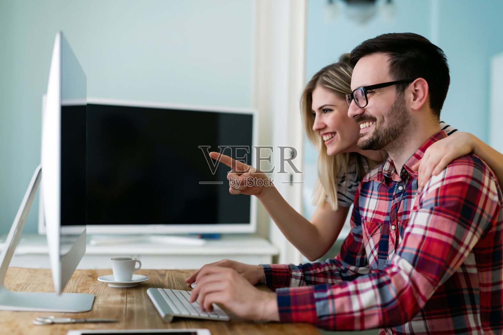 年轻迷人的设计师在家里一起工作照片摄影图片
