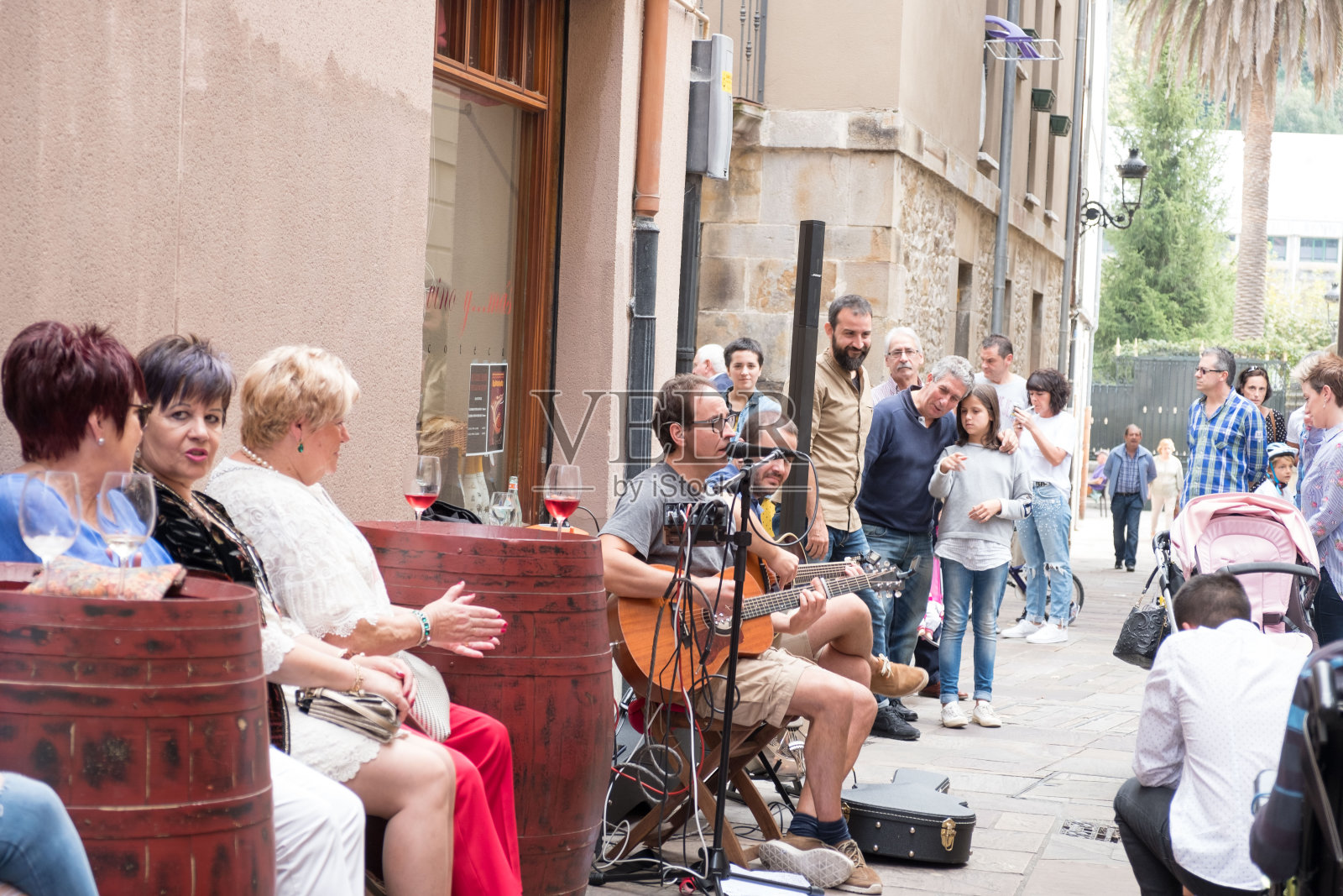 管弦乐队被当地居民包围了照片摄影图片