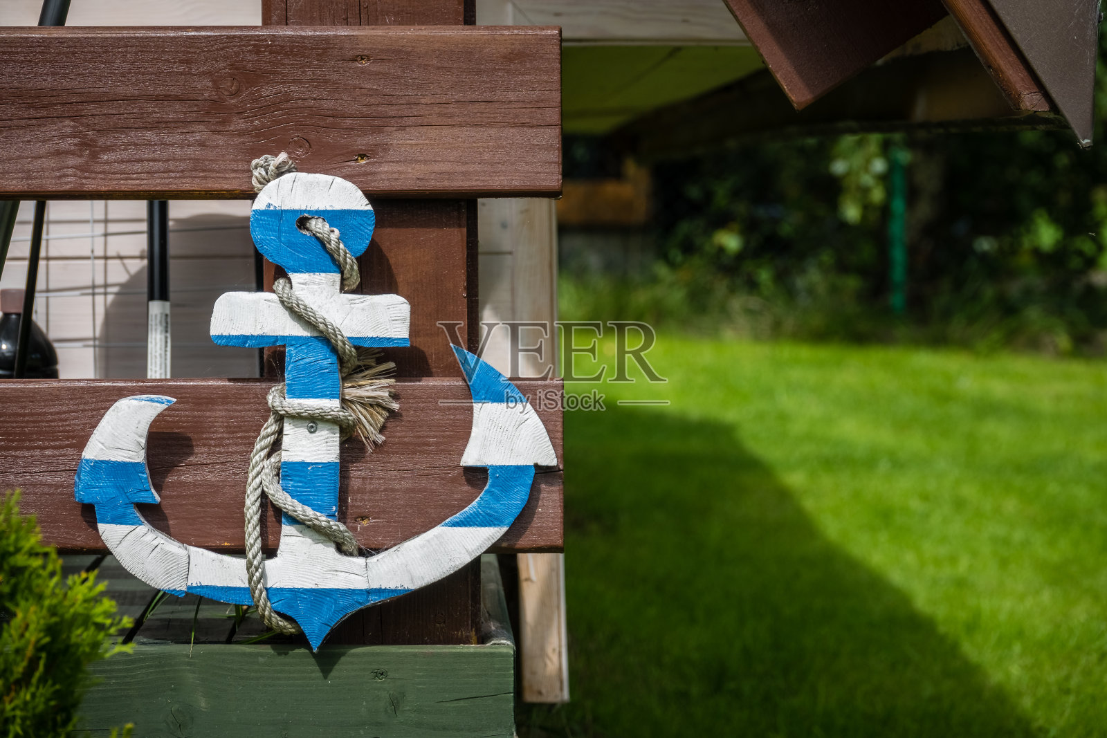 白色和蓝色的木锚照片摄影图片