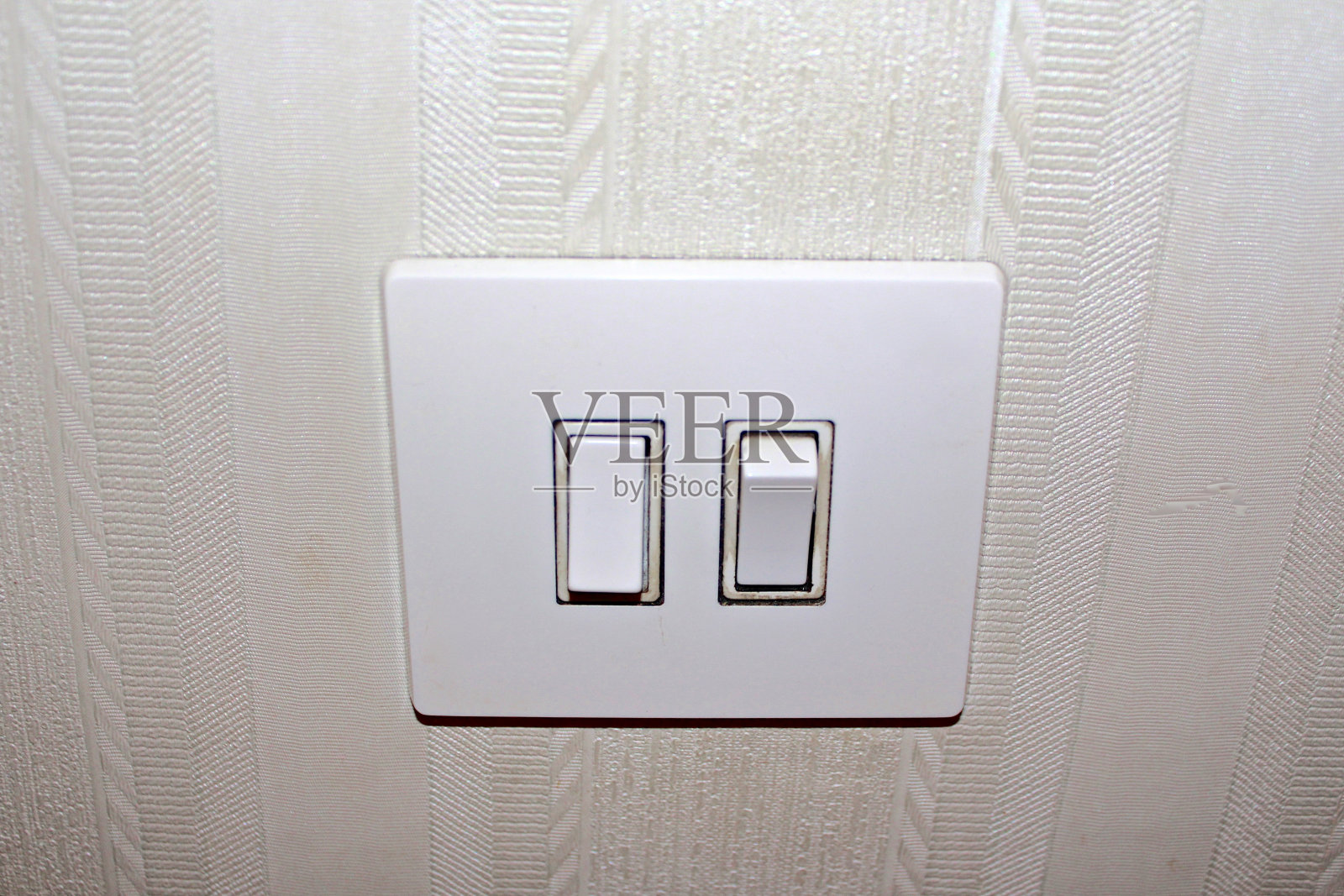 又脏又经典的电灯开关照片摄影图片