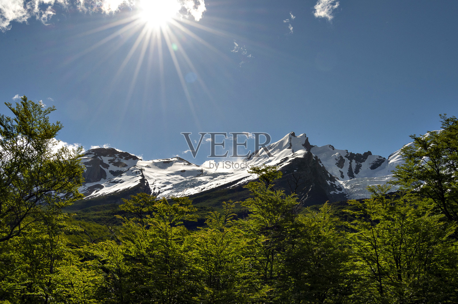 蓝天和雪花照片摄影图片
