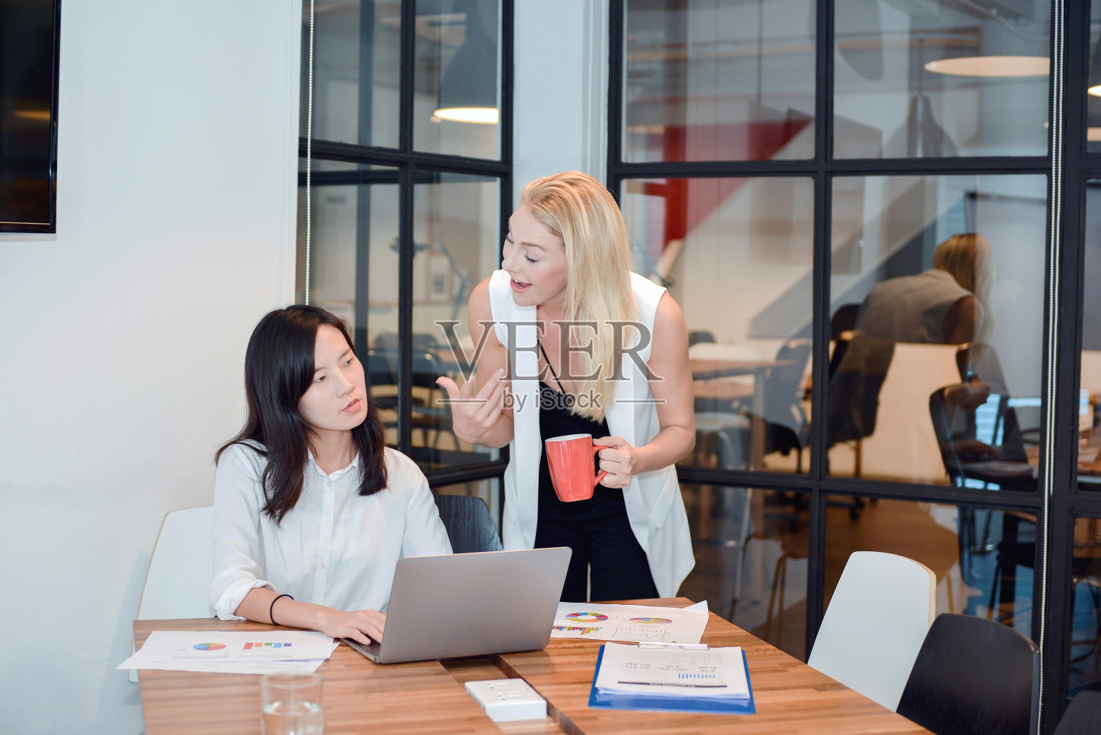 一群商务人士在会议室开会，分享他们的想法，多民族照片摄影图片