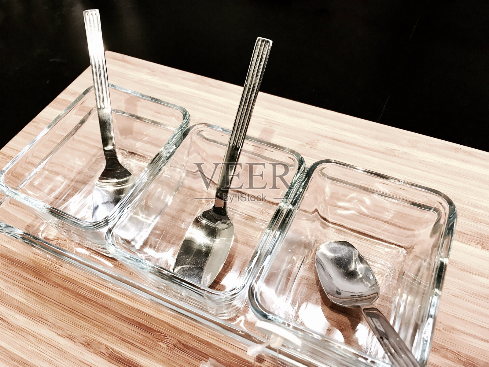 木桌上的一排碗和勺子照片摄影图片