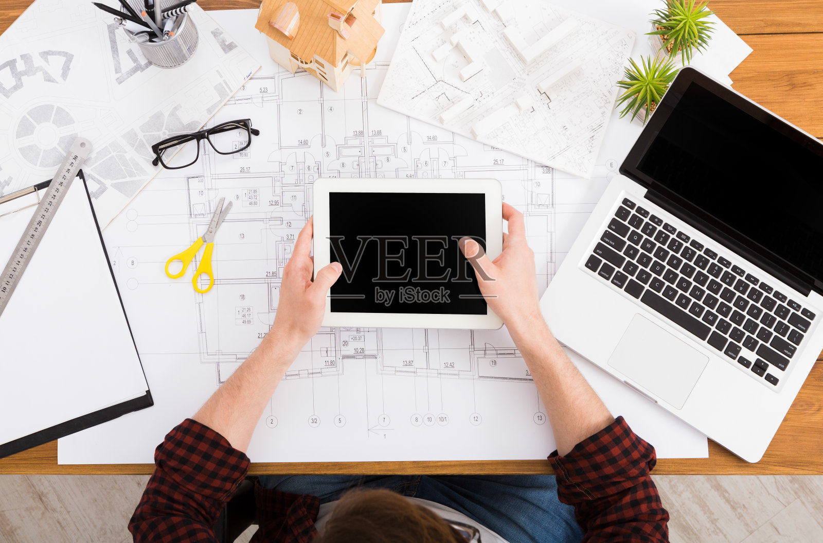 建筑师在平板电脑上绘制建筑项目照片摄影图片