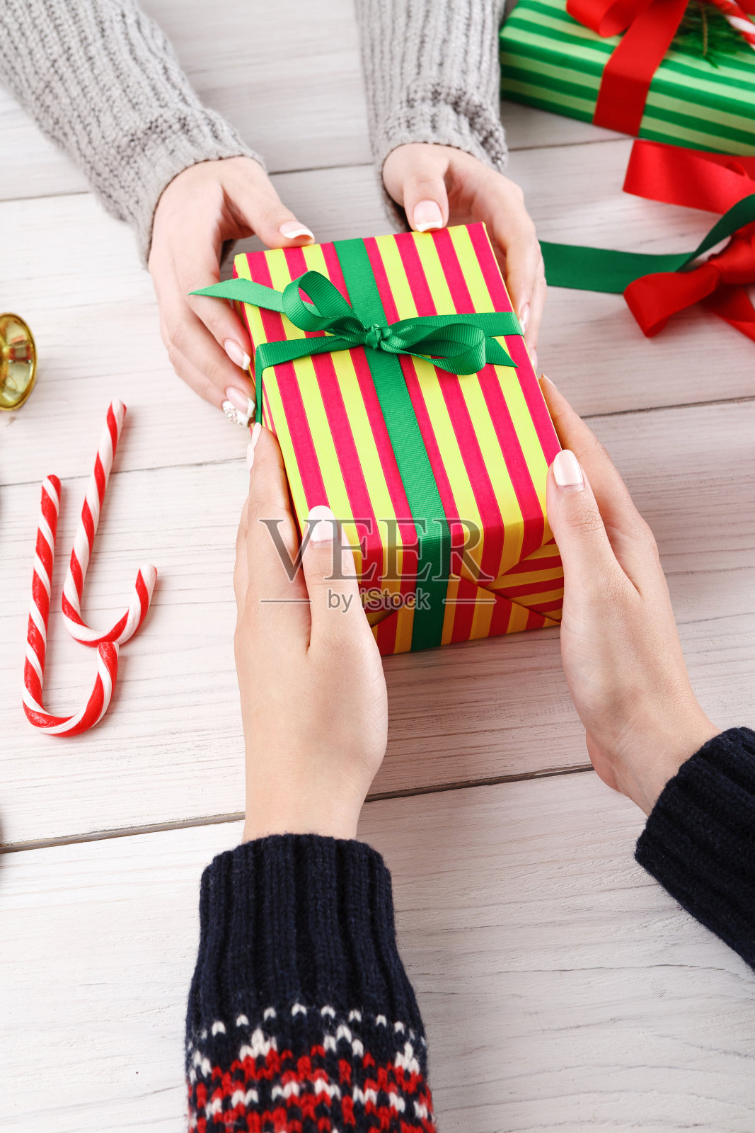 礼品包装。用盒子包装现代圣诞礼物照片摄影图片