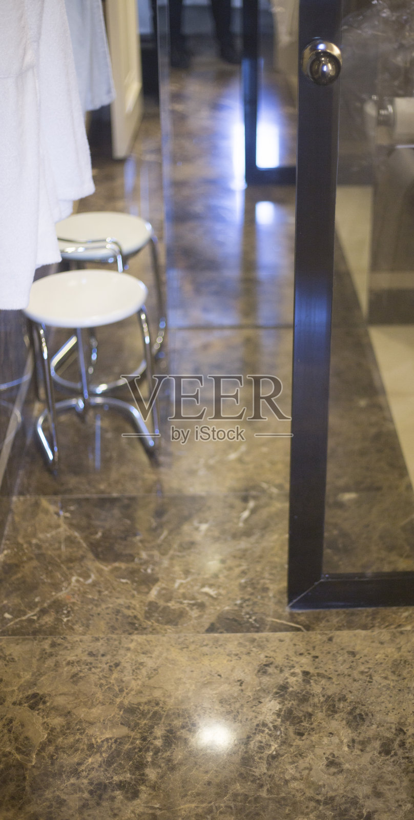 豪华酒店的浴室打扫干净，准备供客人使用。照片摄影图片