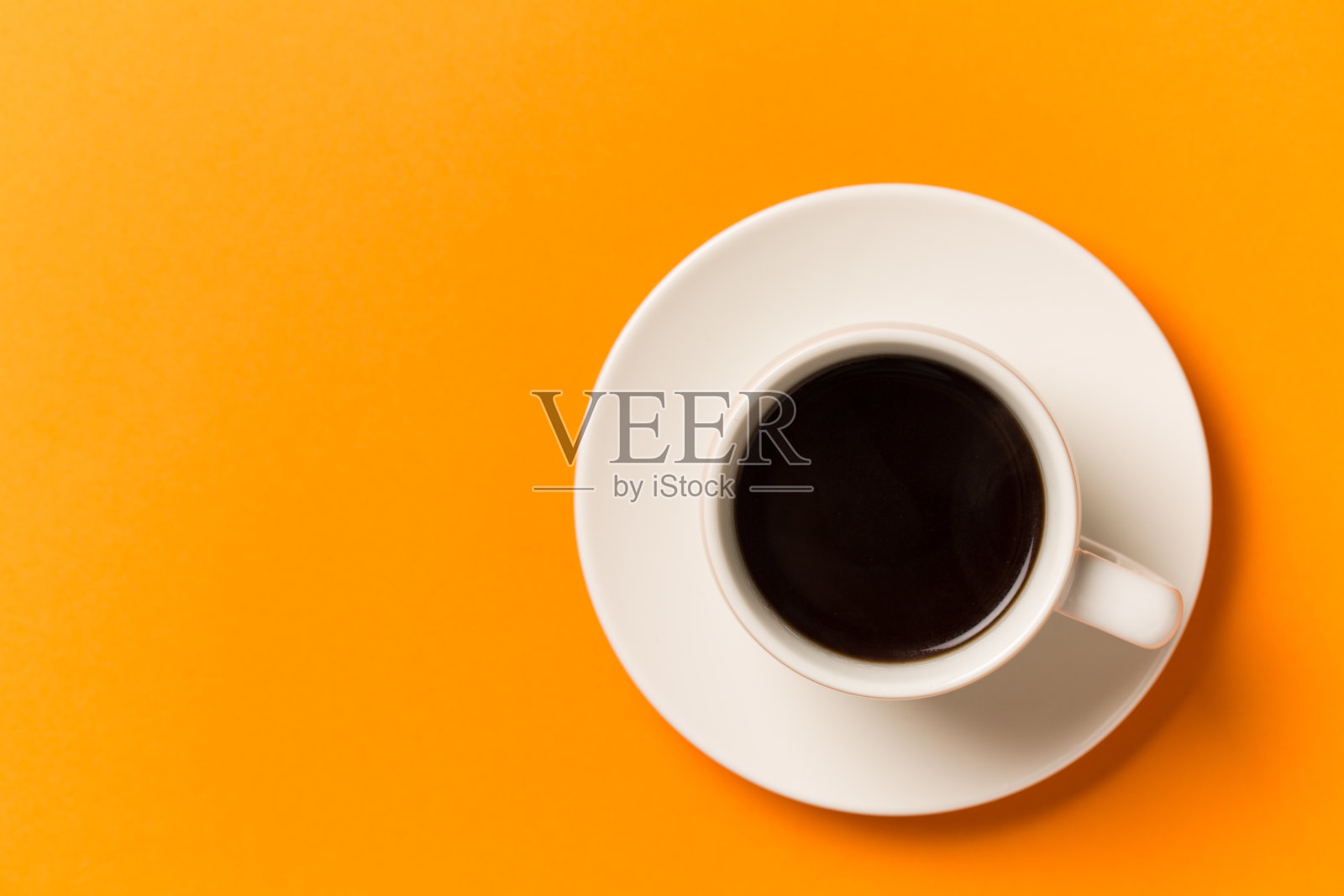 一杯用橙子分离出来的咖啡。前视图。照片摄影图片