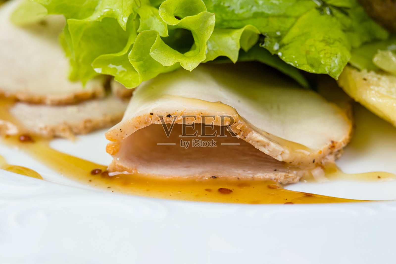 哈密顿肉片和蔬菜沙拉照片摄影图片