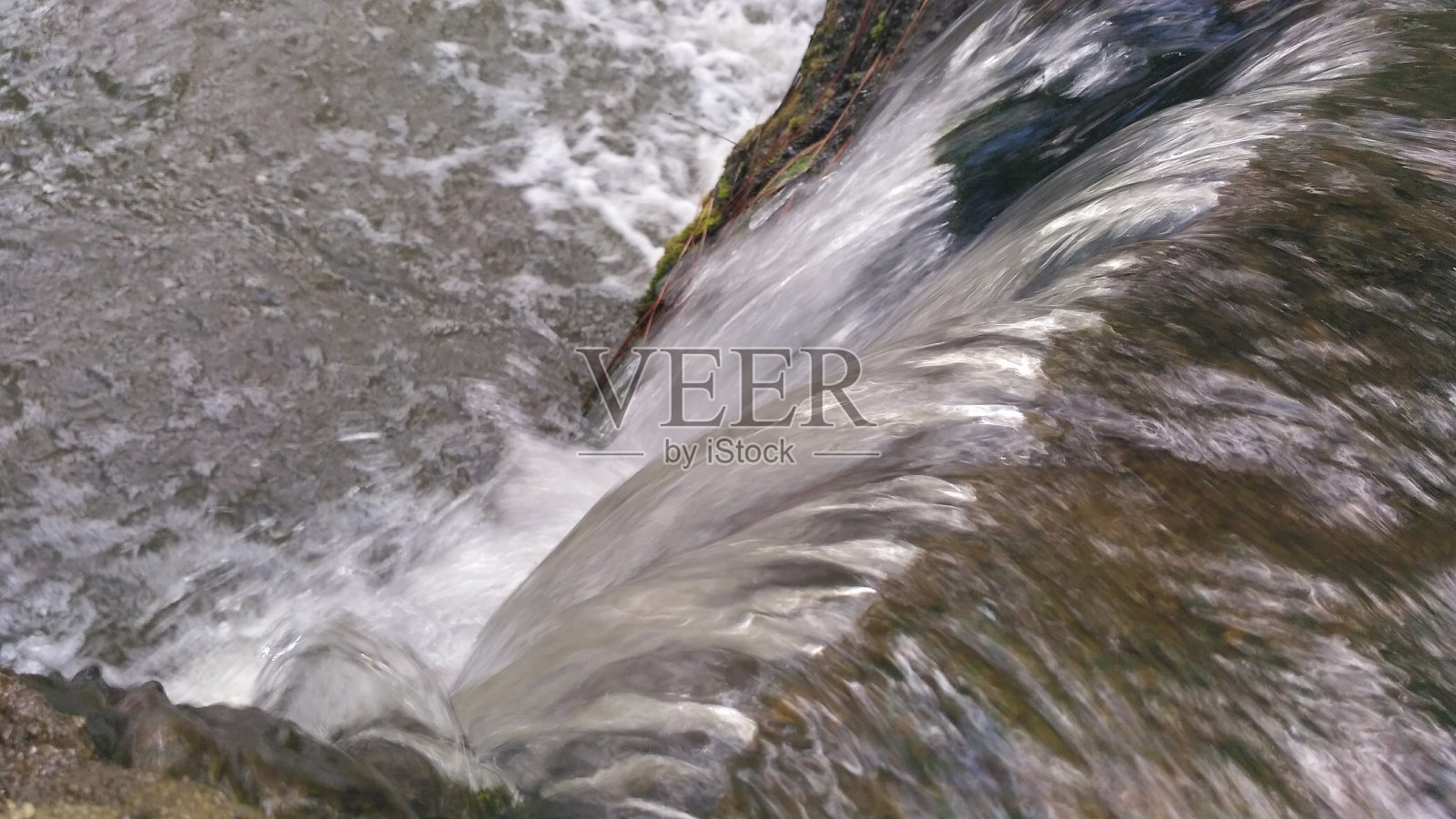 瀑布低角度视图照片摄影图片