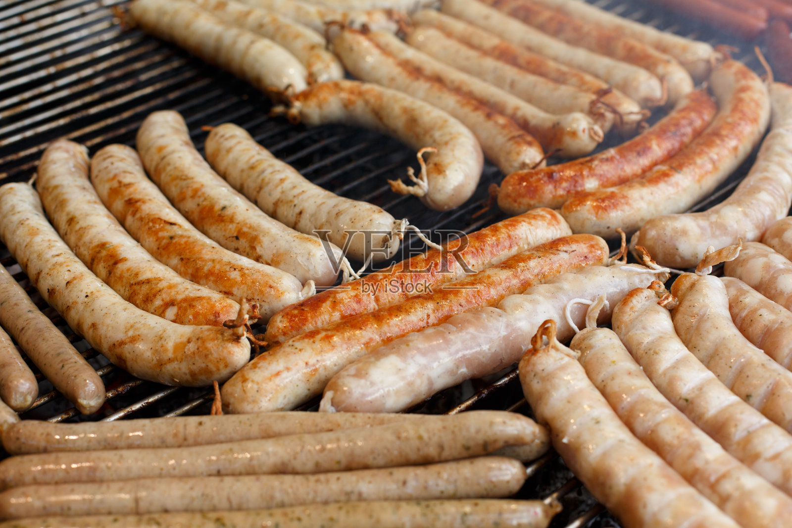 街头快餐，烧烤的烤香肠照片摄影图片