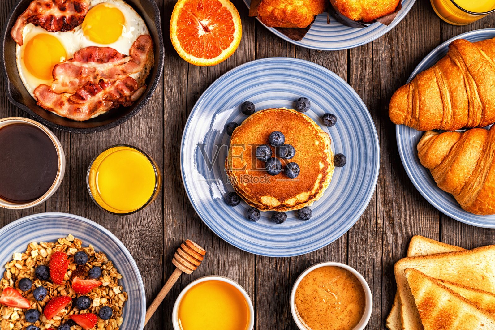 乡村餐桌上的美味早餐。照片摄影图片