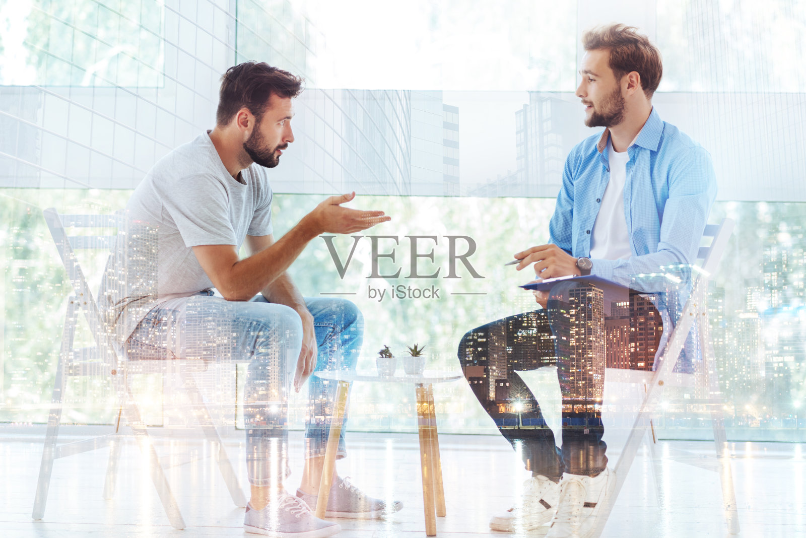 年轻英俊的男人去看心理医生照片摄影图片