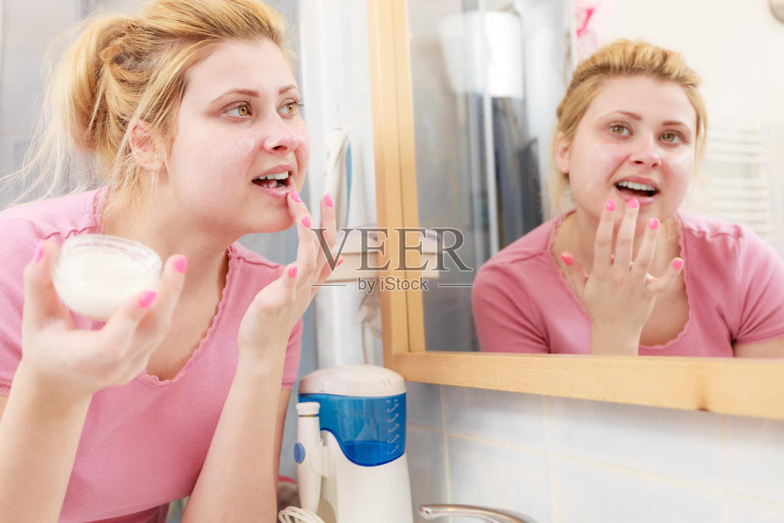 女人用手指涂抹面霜照片摄影图片