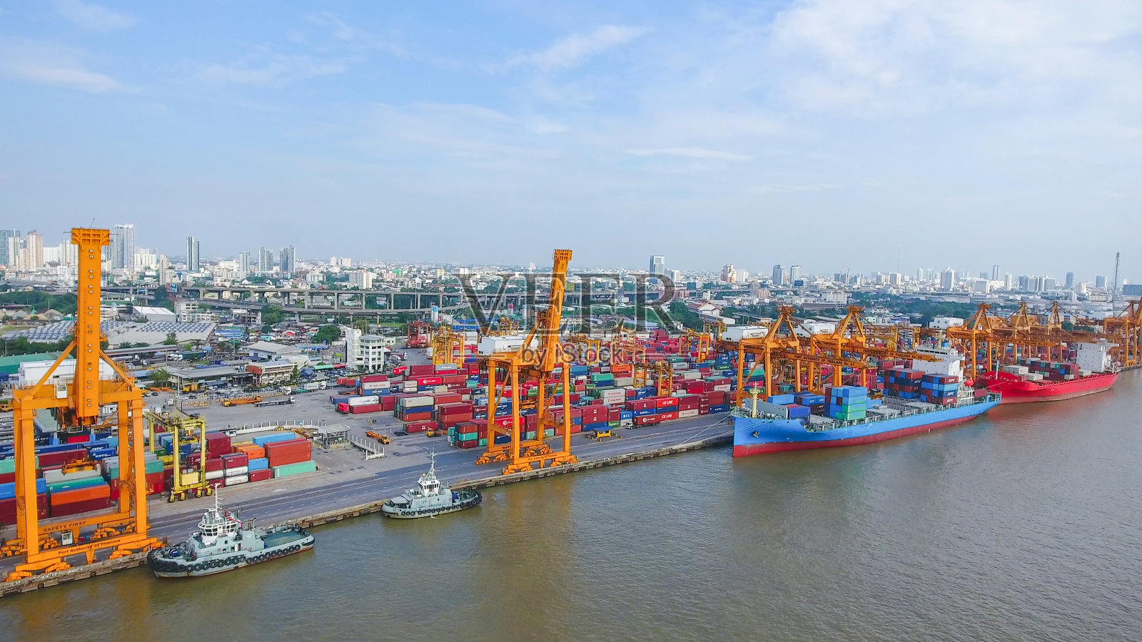 船厂集装箱货轮及货物工作起重机桥的物流运输照片摄影图片