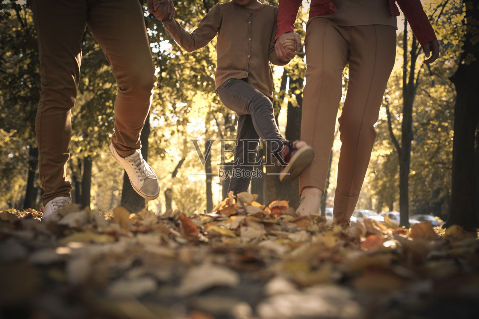 和爸爸妈妈一起玩。在移动。照片摄影图片