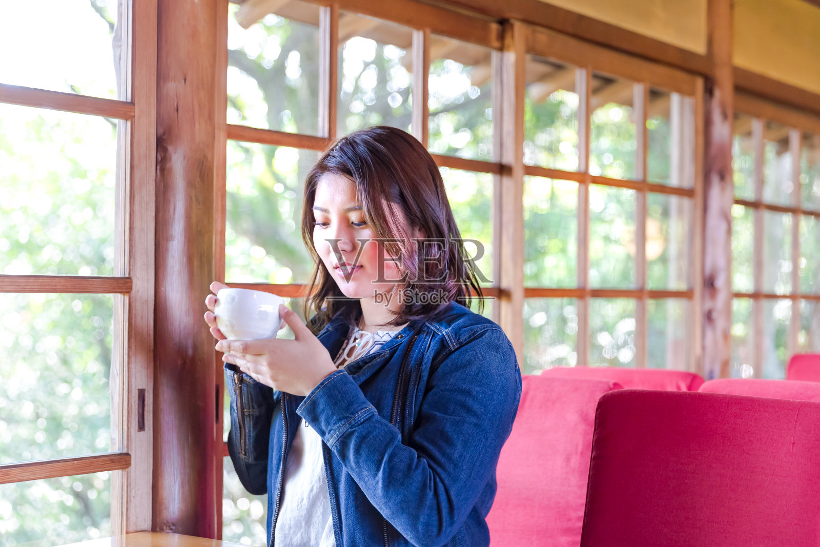 年轻女子在咖啡厅休息照片摄影图片