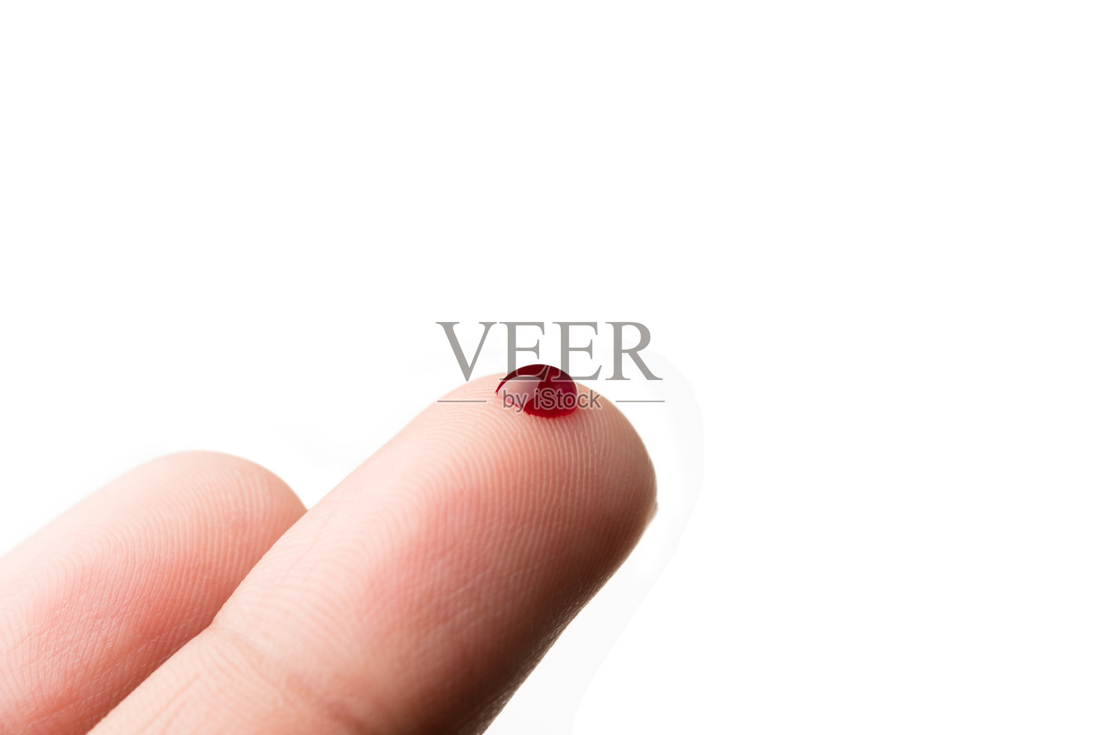 白色背景上手指上的血滴照片摄影图片