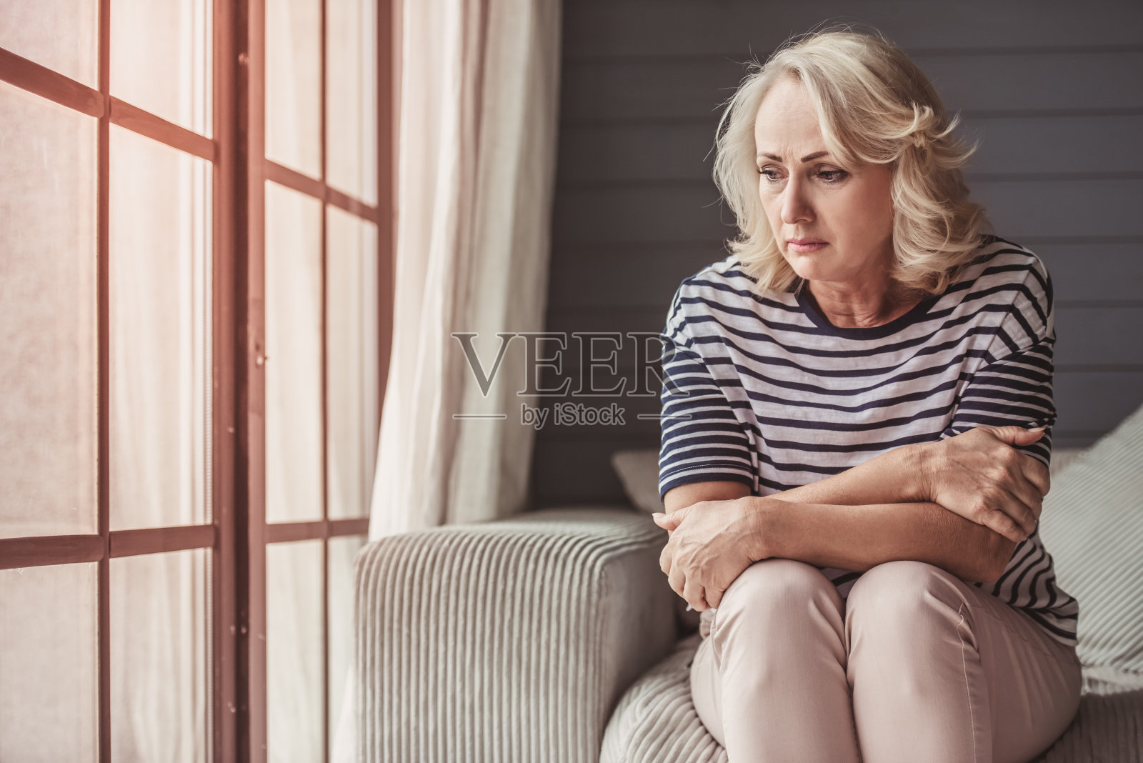 悲伤的老年妇女照片摄影图片