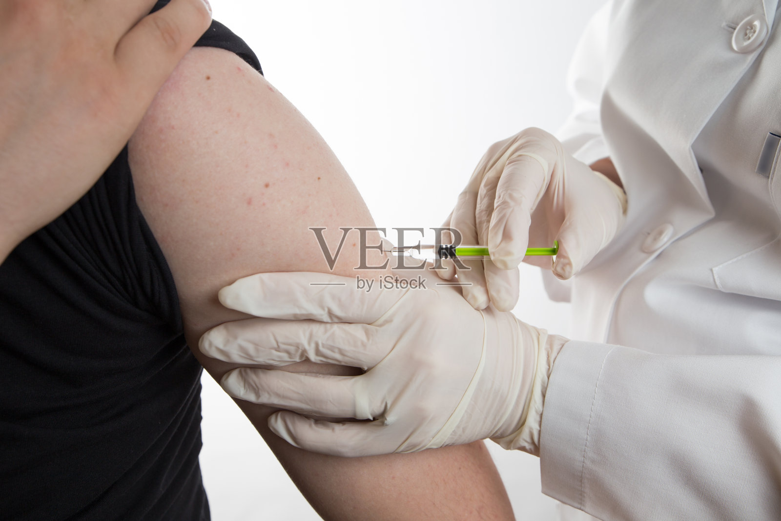 给男病人注射疫苗照片摄影图片