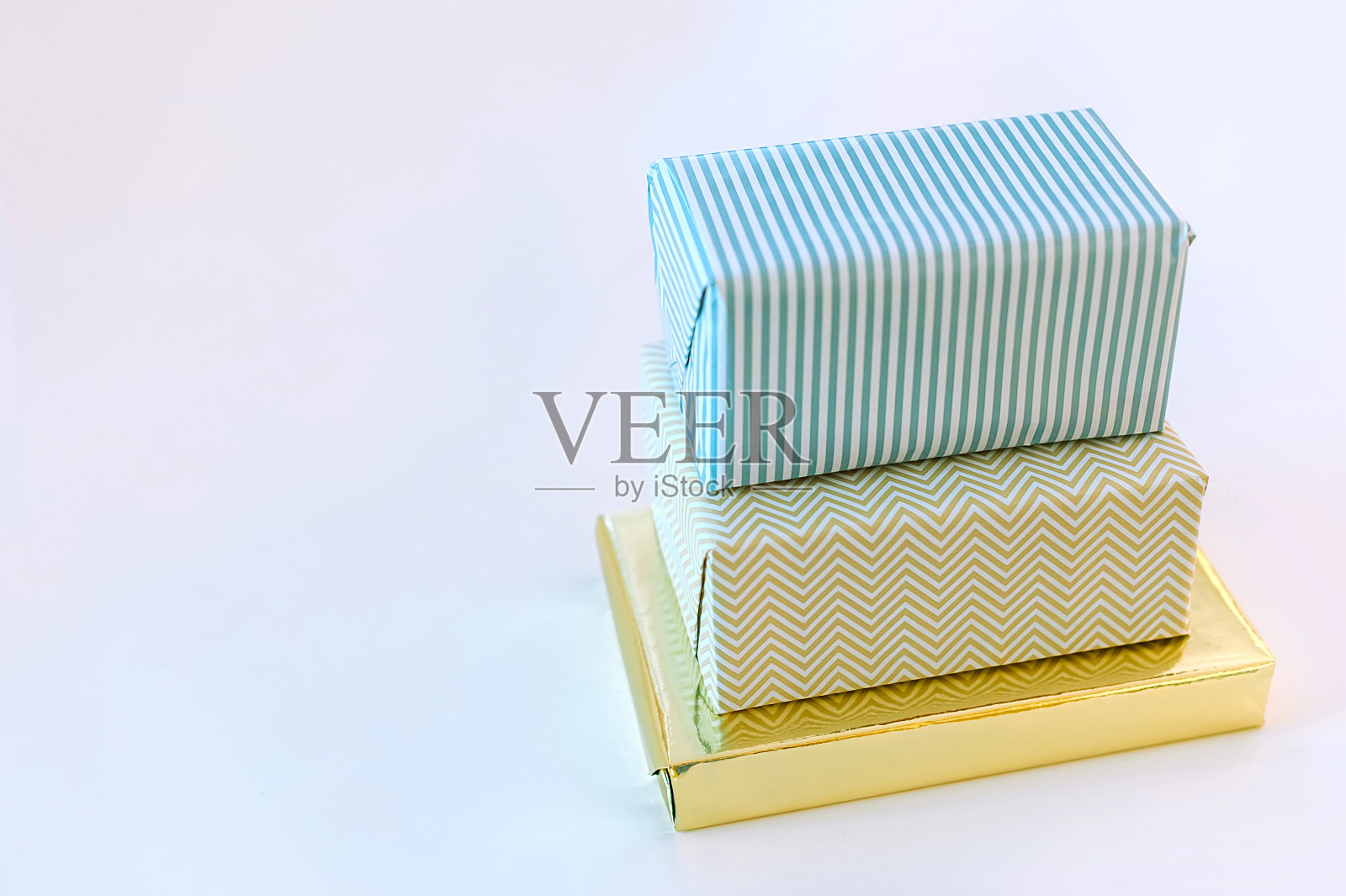 现代包装的礼品盒。照片摄影图片