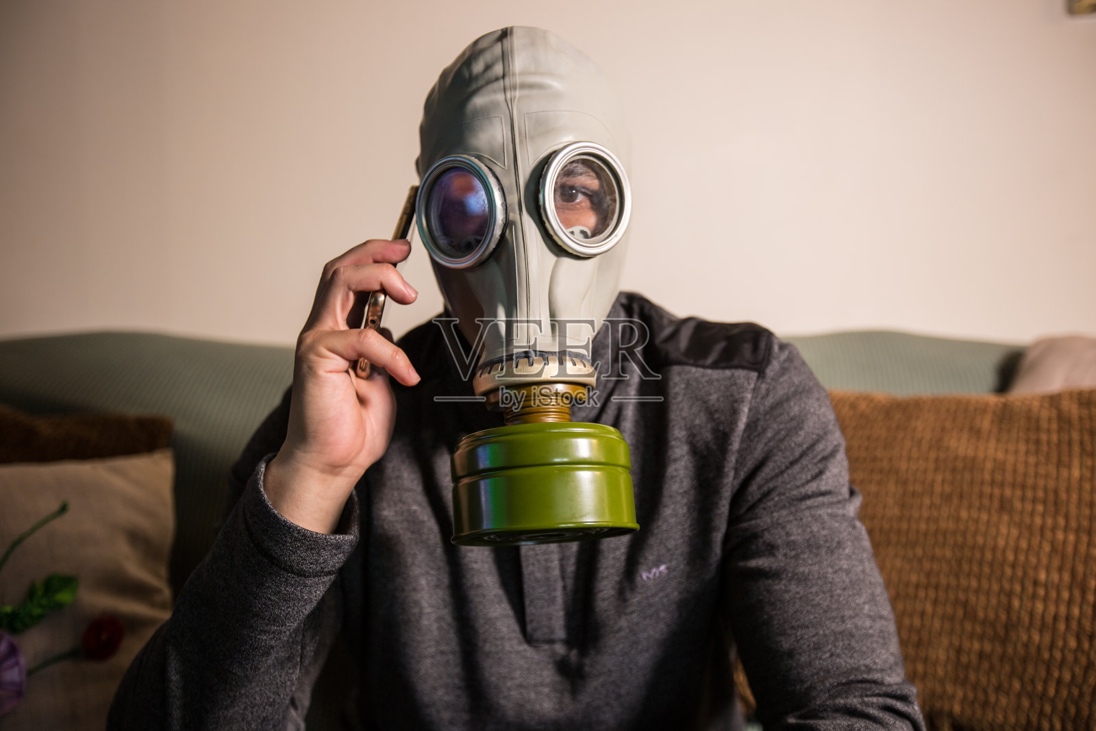 平民在核辐射中戴着防毒面具照片摄影图片