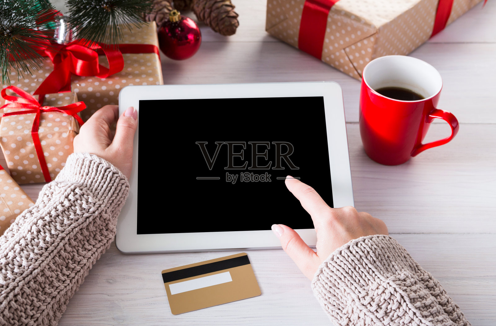 用信用卡在网上购物的女人，俯视图照片摄影图片