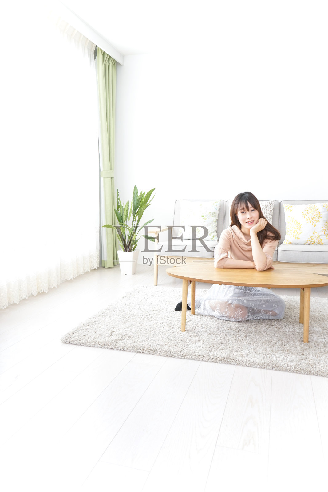 年轻女子在家里放松照片摄影图片