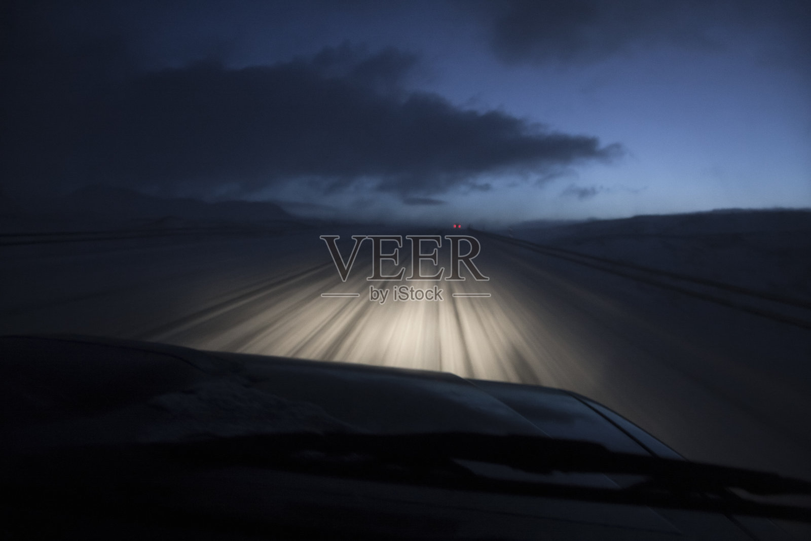 冬季道路极端天气驾驶照片摄影图片