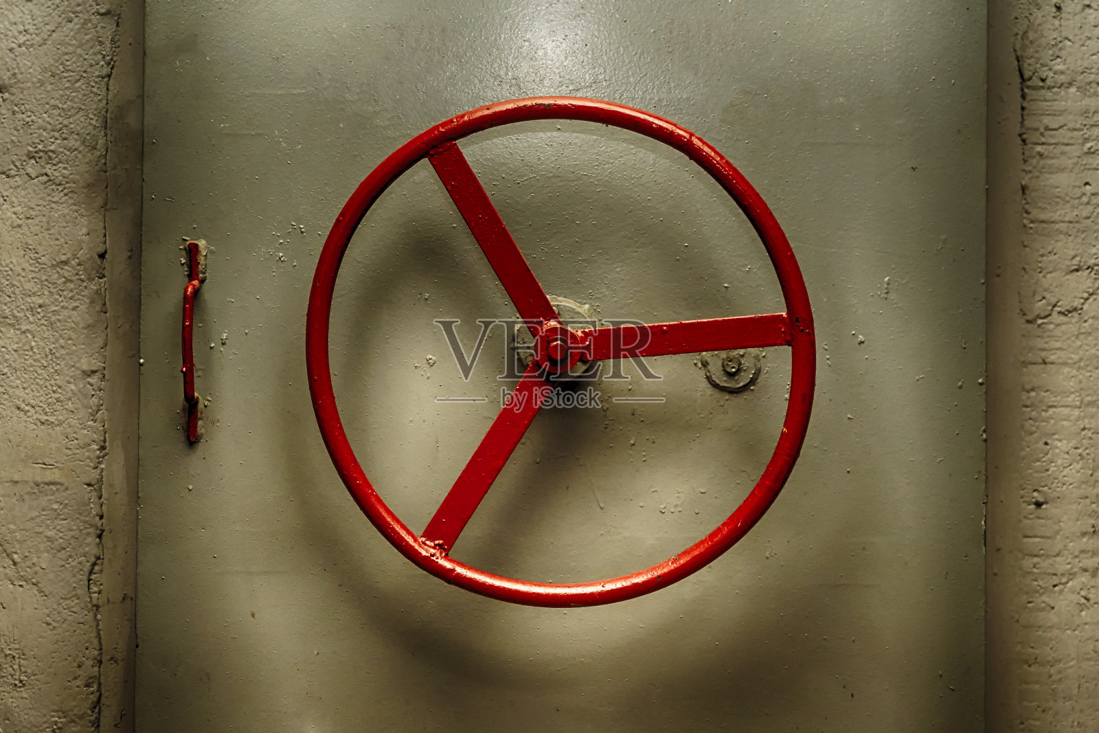 苏联旧地下掩体的圆形把手的装甲密封门照片摄影图片