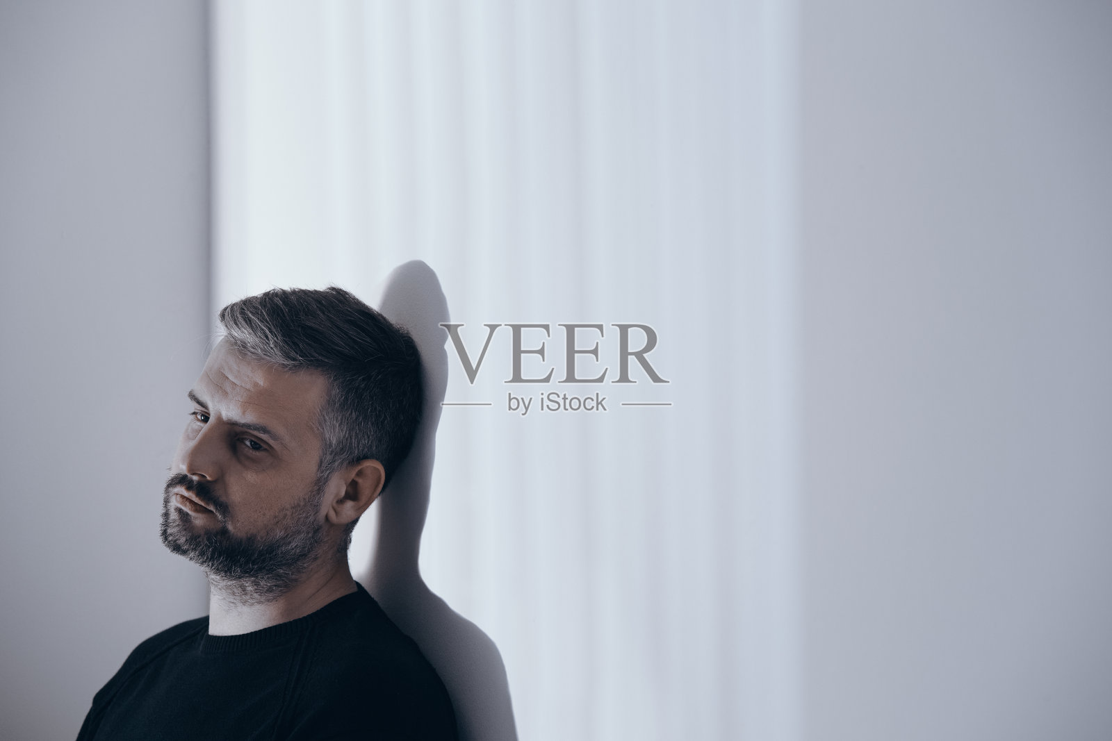 独自在家不开心的男人照片摄影图片