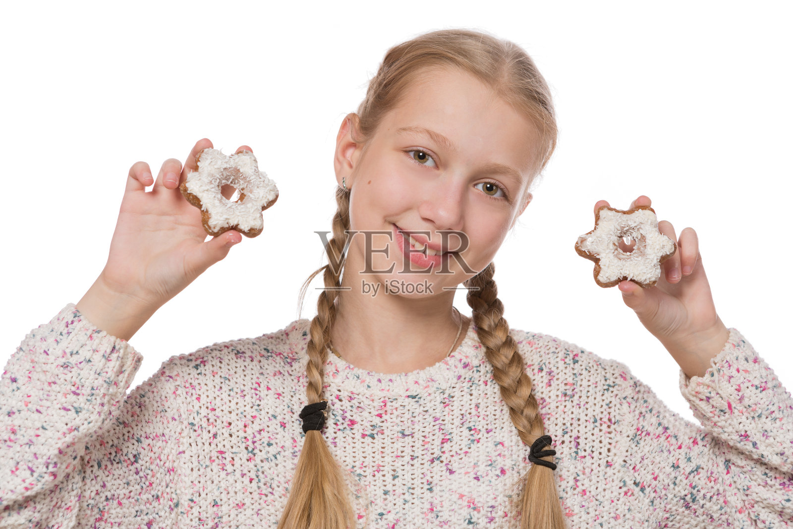 女孩装饰圣诞饼干，在镜头中展示饼干，聚焦女孩，情绪和手势照片摄影图片