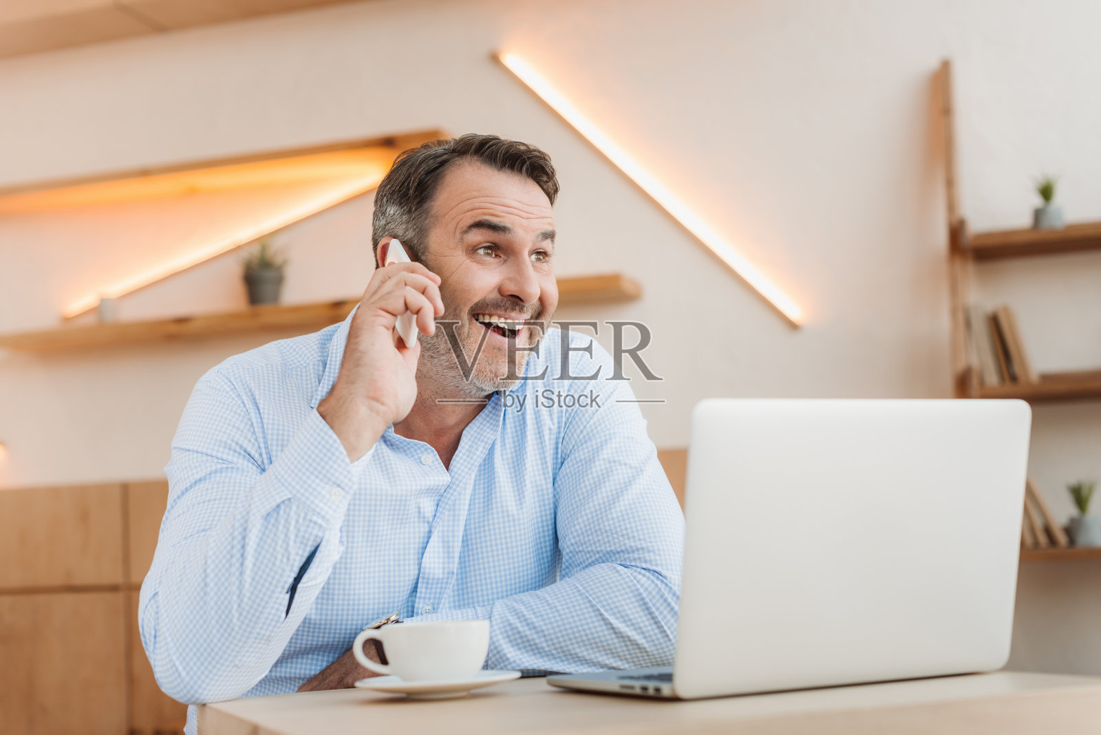 快乐的商人在咖啡馆打电话照片摄影图片