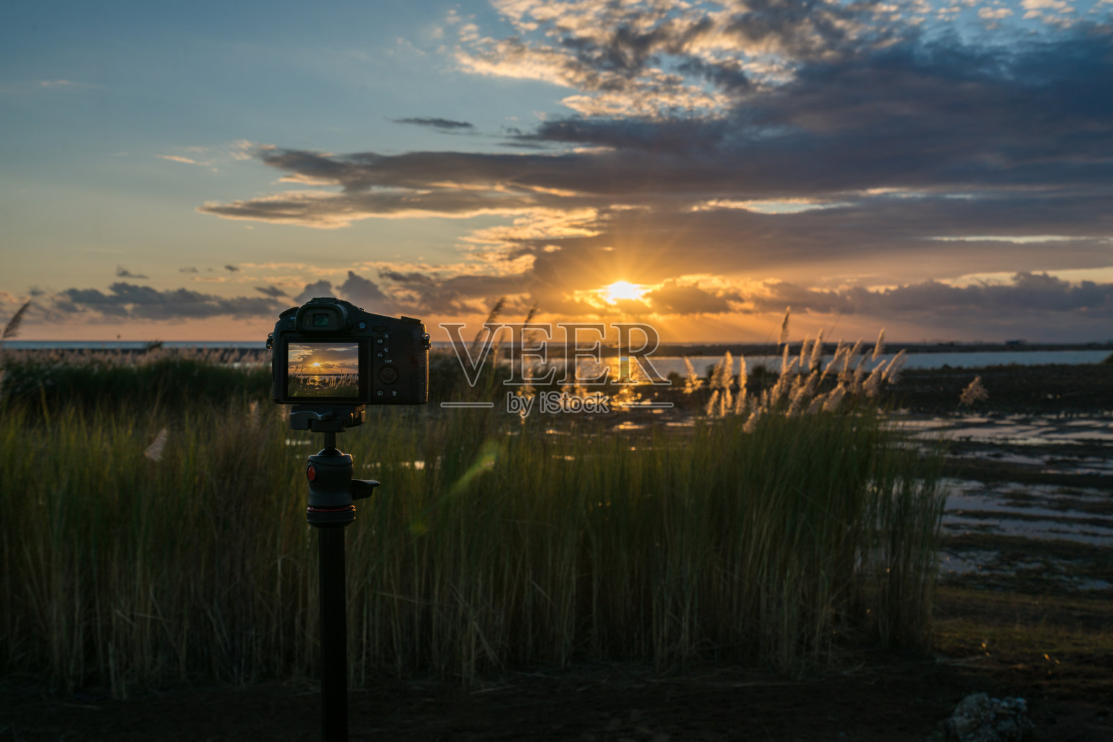 日落时分，三脚架上的照相机照片摄影图片