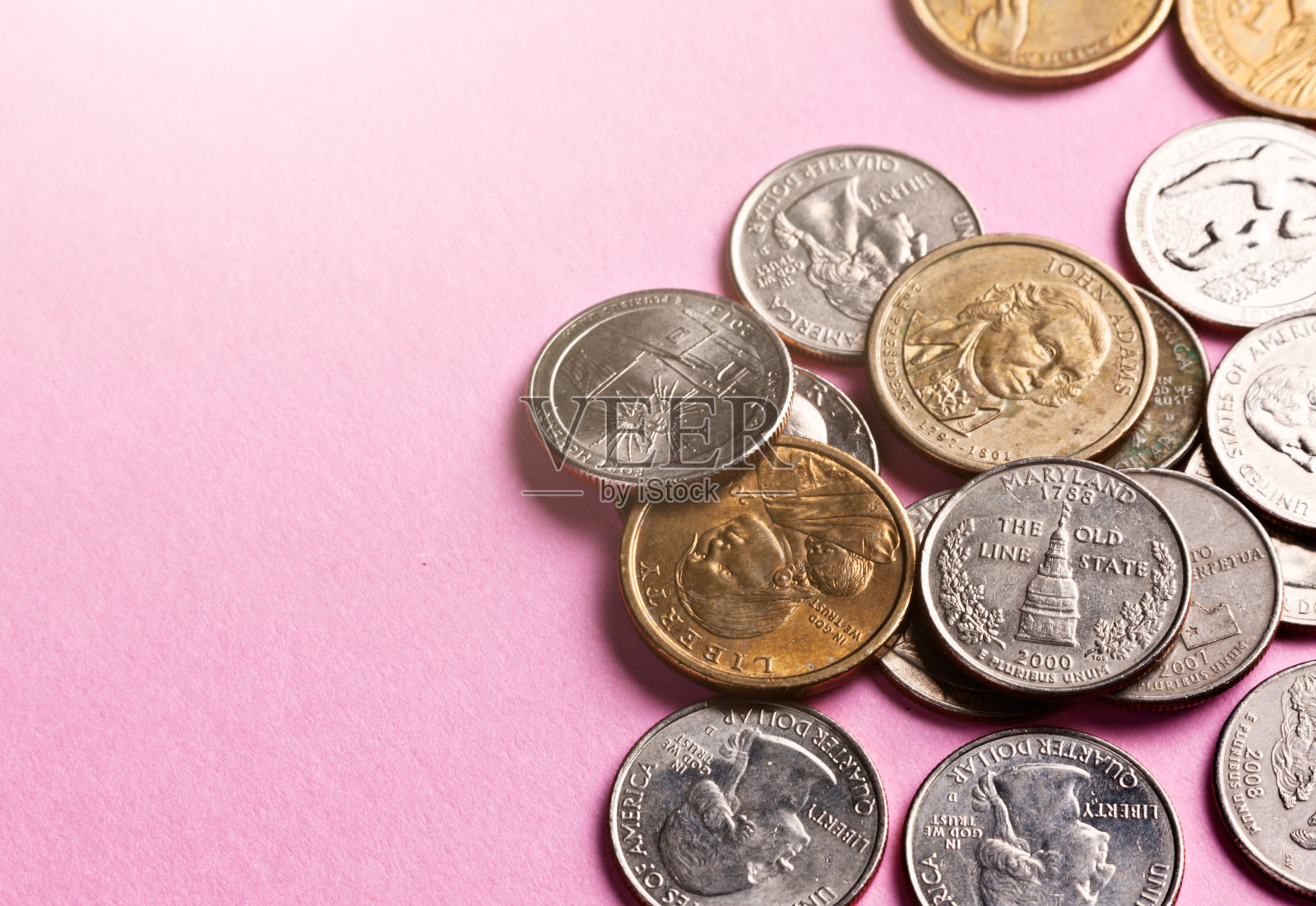 许多混合的美国硬币在粉红色与复制空间照片摄影图片