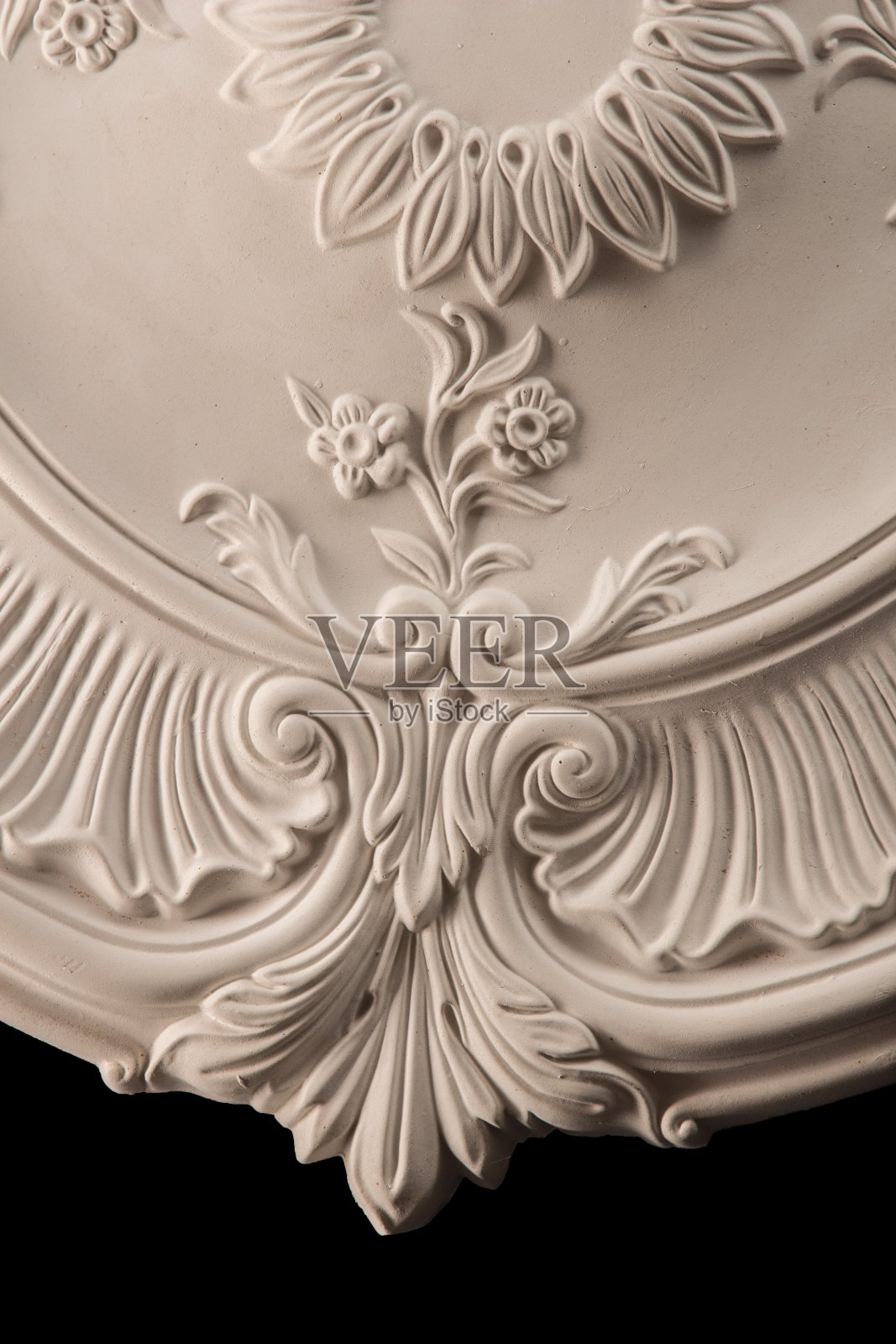 黑色背景上的石膏圆形插座照片摄影图片