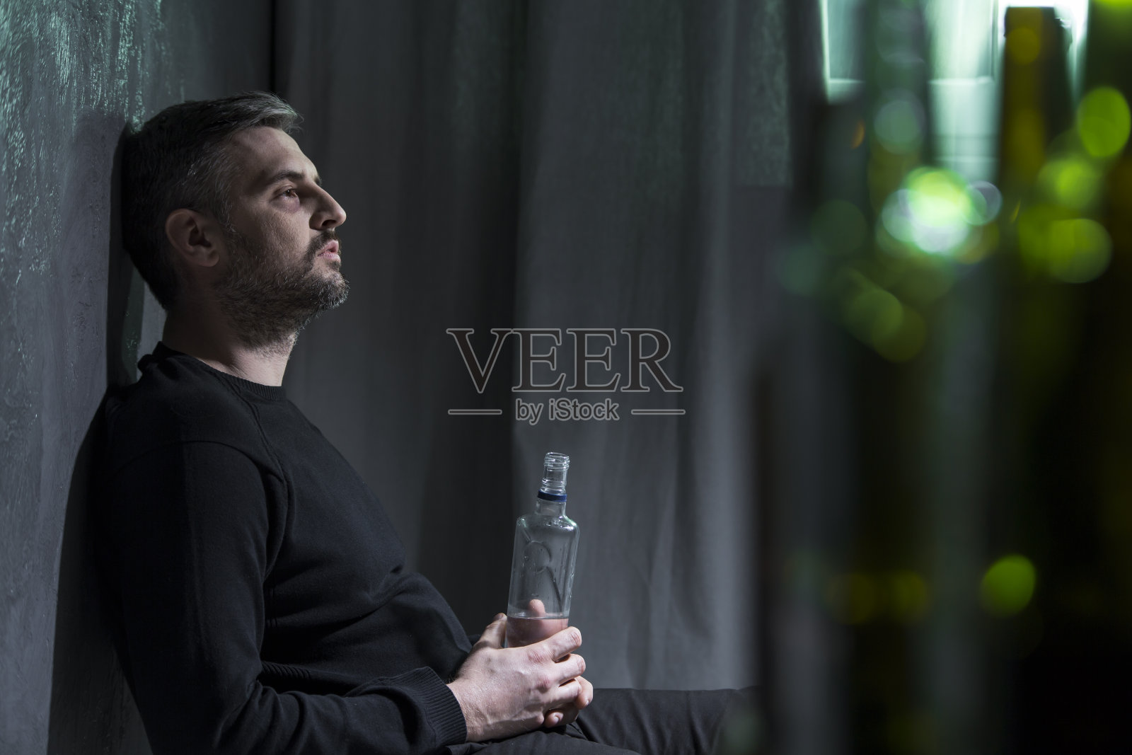 酗酒的男人照片摄影图片