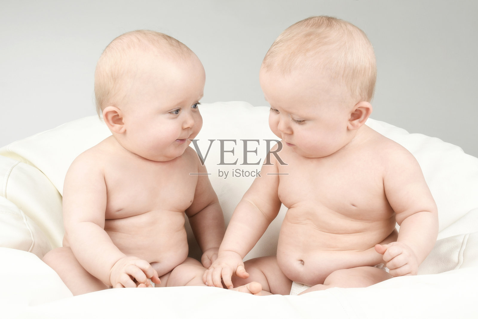 同卵双胞胎照片摄影图片