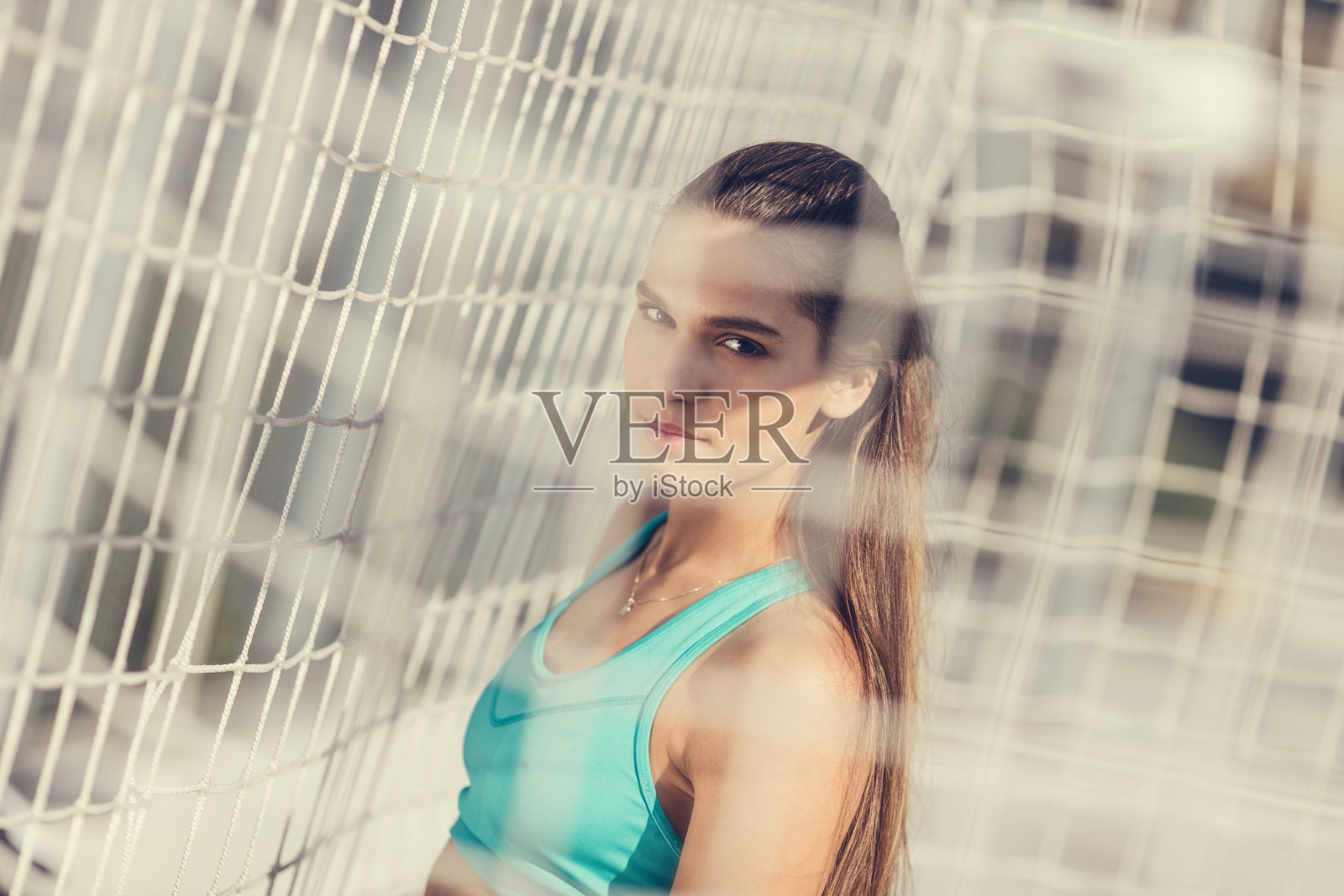 运动女性肖像在足球的目标照片摄影图片