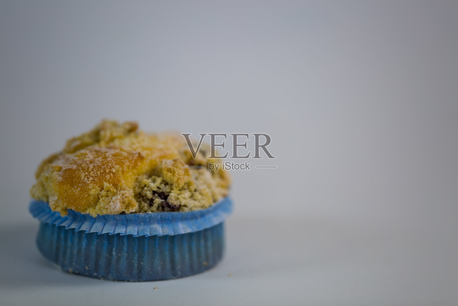 有糖屑的松饼，白色背景照片摄影图片