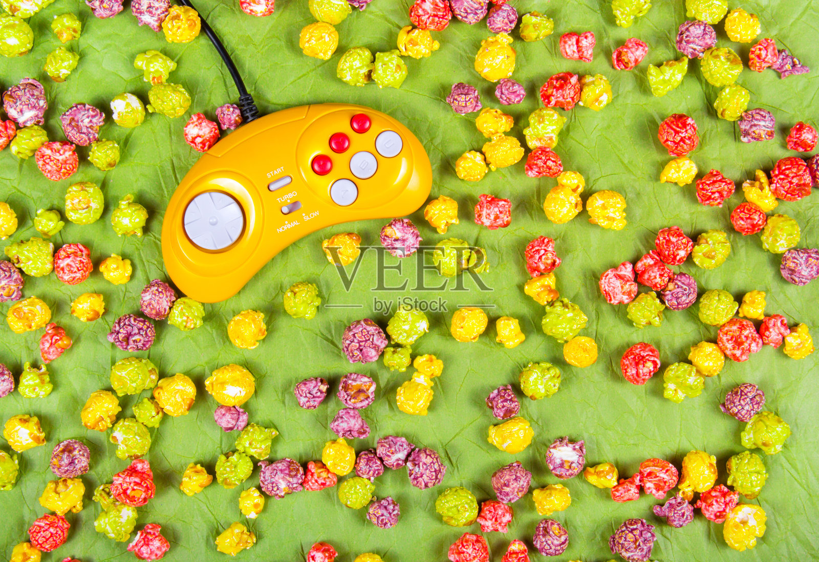 彩色焦糖爆米花和黄色操纵杆照片摄影图片