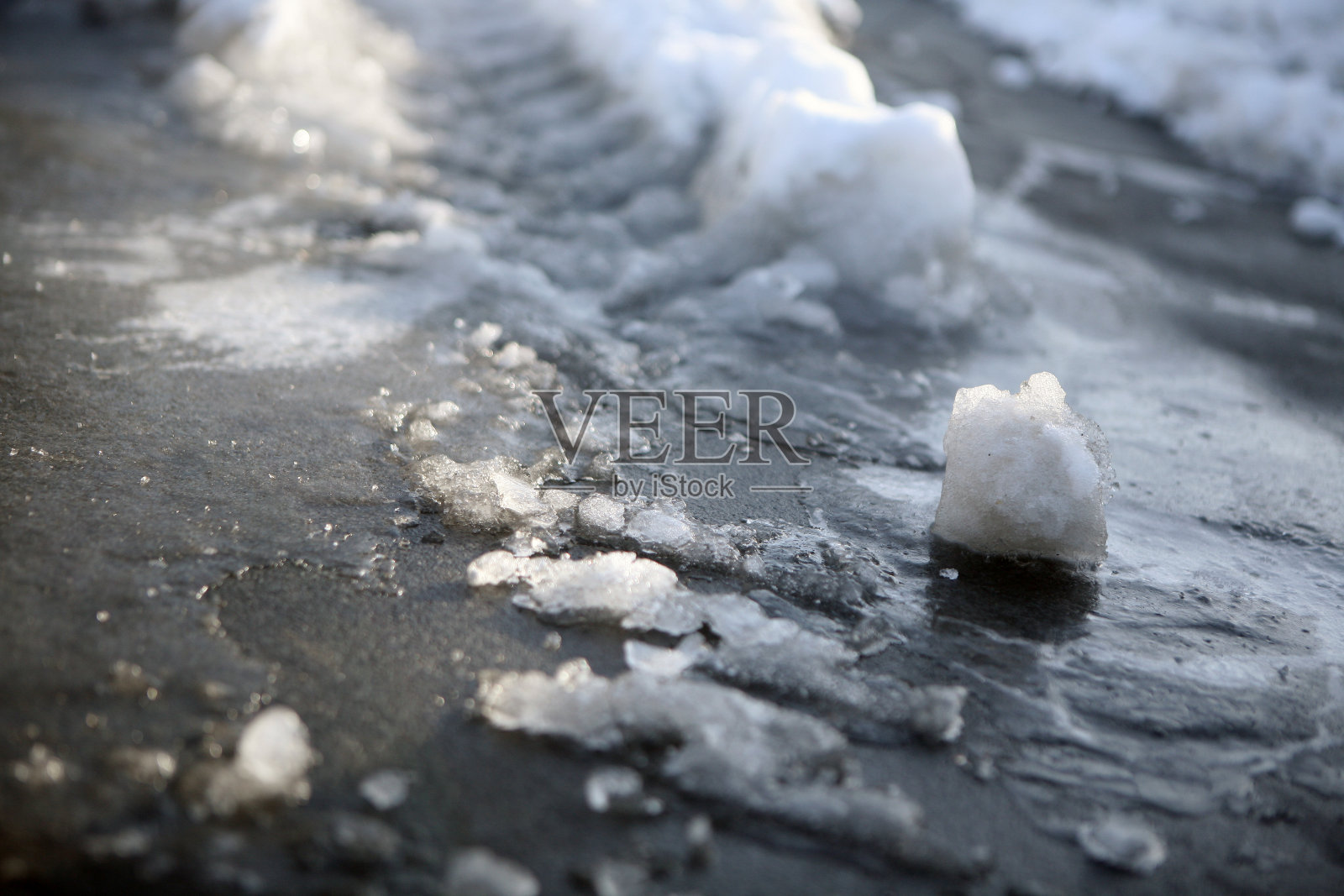 汽车轮胎的雪地痕迹照片摄影图片