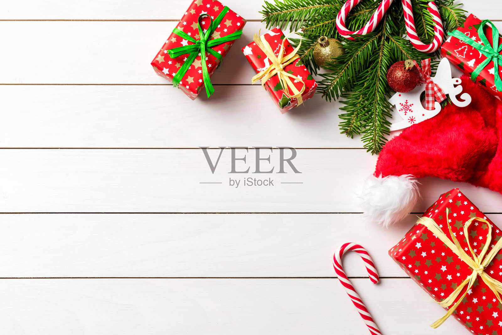 圣诞背景与圣诞树和装饰品。照片摄影图片