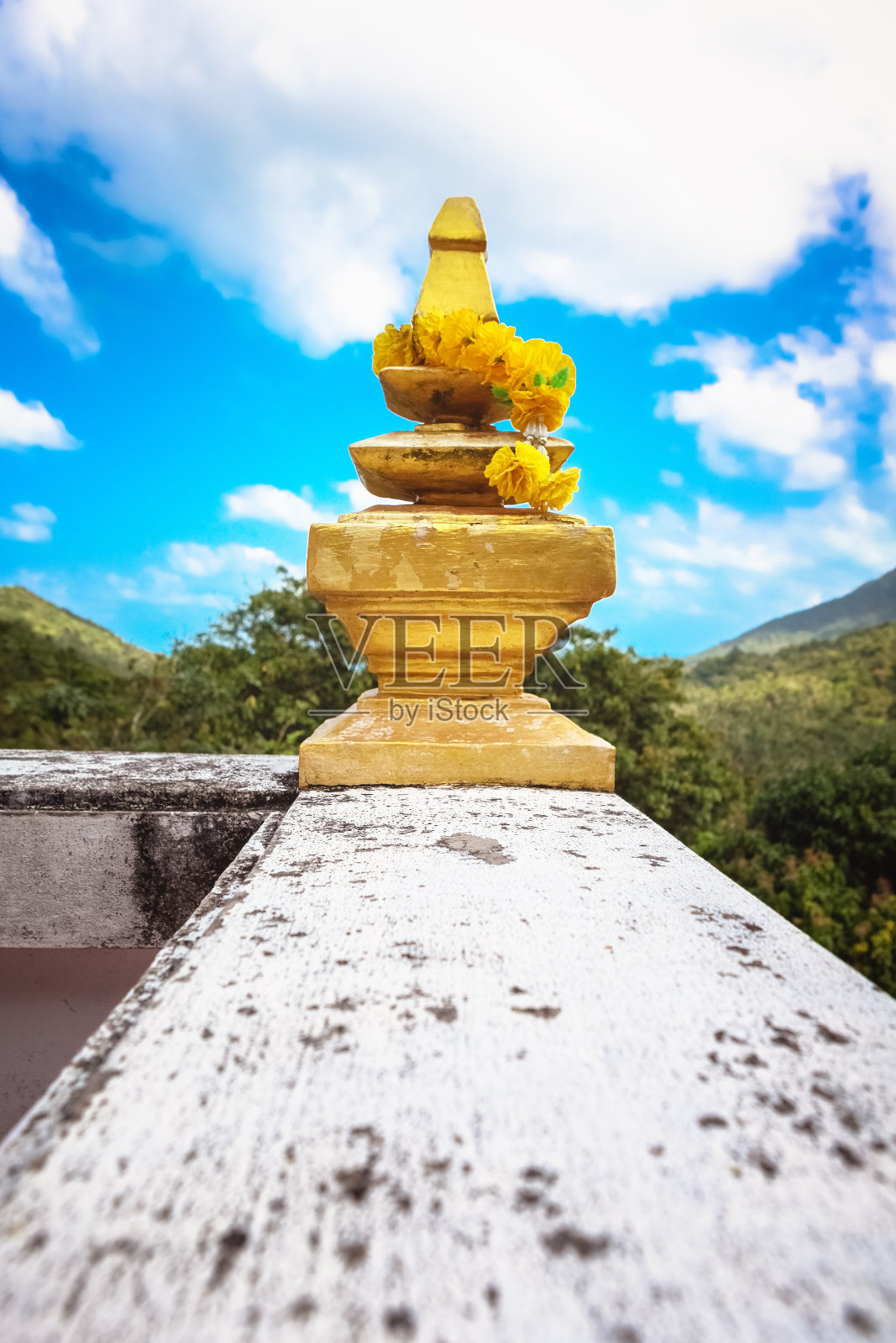 泰国科帕颜，恰洛姆的中国桑桑寺观音寺金塔照片摄影图片