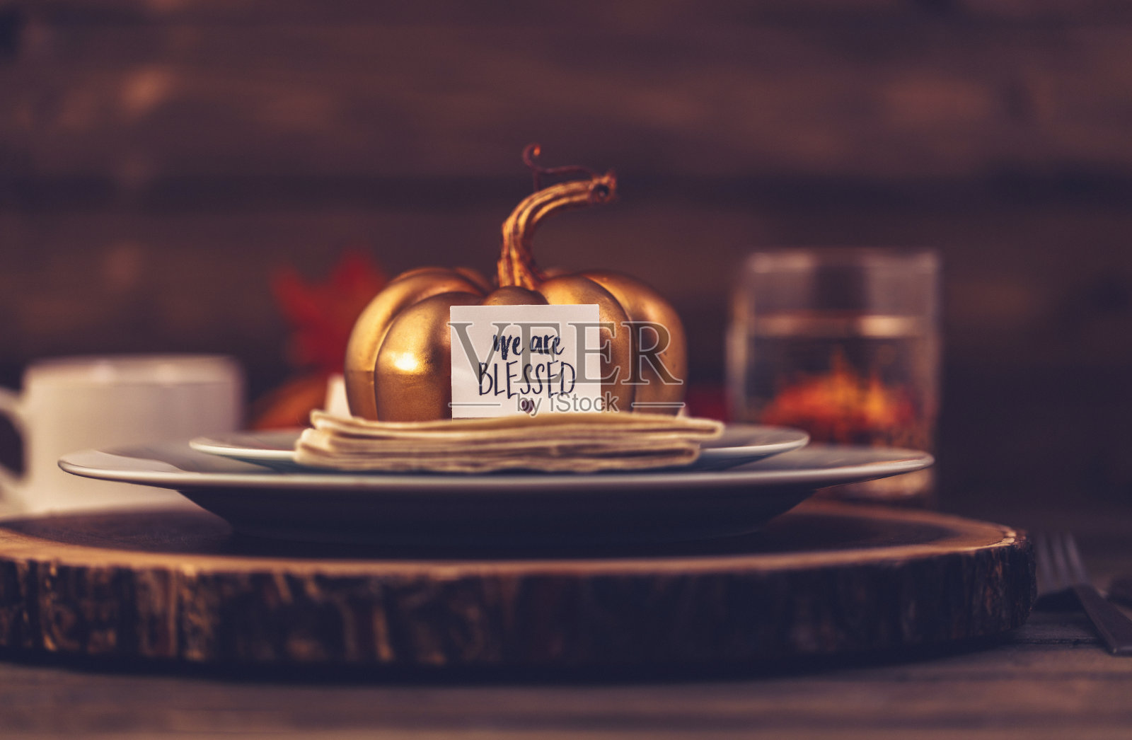 感恩节用金属南瓜和问候静物照片摄影图片